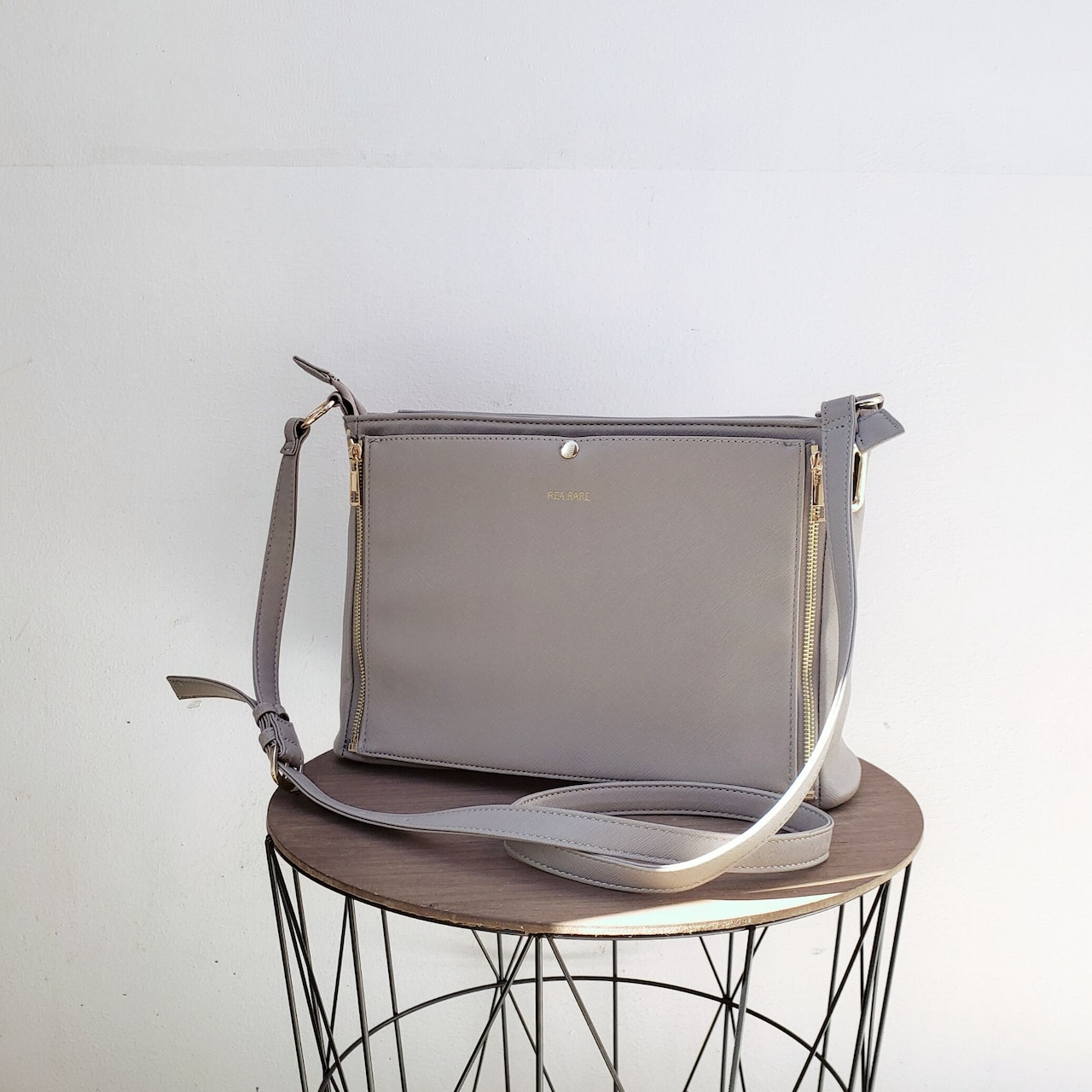 【굿즈-가방】 REA RARE 쿠루아 회전식 숄더 이타백 GREIGE