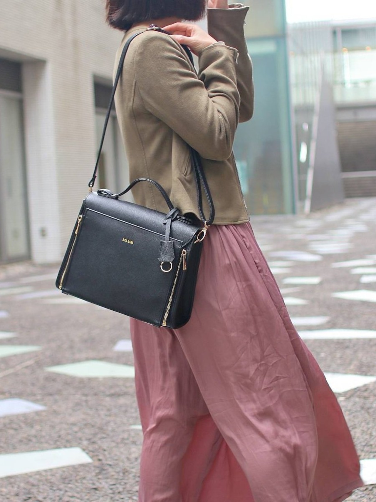 【굿즈-가방】 REA RARE 쿠루아 회전식 스퀘어 핸드 이타백 BLACK